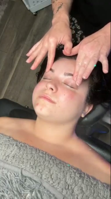 Relaxing scratch therapy scalp treatment in studio